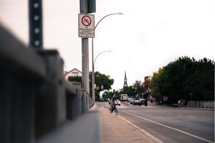La importancia de las resinas en la señalización vial moderna